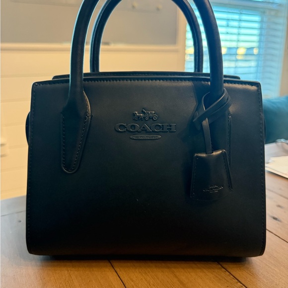 EUC Coach Andrea Carryall - middle size…not too large and not too small! 🖤 - Picture 6 of 10